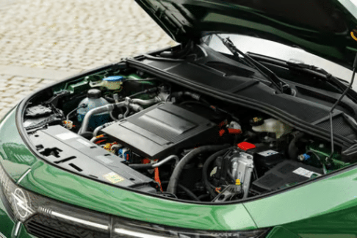 Opel Astra Sports Tourer Electric vue du moteur