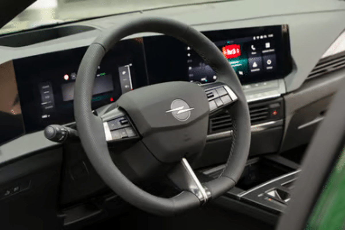 Opel Astra Sports Tourer Electric vue du volant
