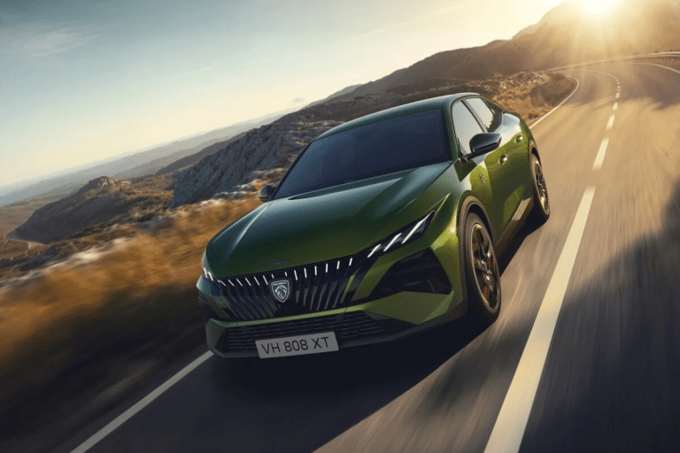 456 km WLTP, 213 ch et 468 litres de coffre : la Peugeot E-408 dévoile ses vrais arguments