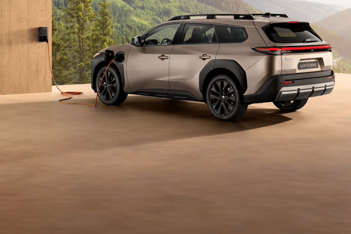 Toyota bZ4X Touring vue de derrière