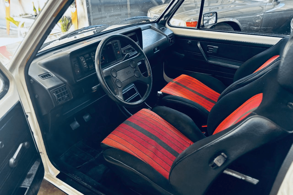 VOLKSWAGEN Golf GTI 1800 - 1983 vue du volant