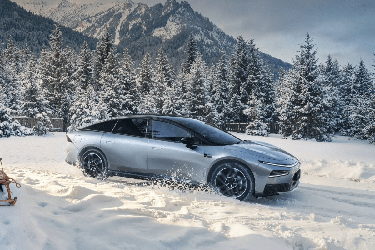 Xpeng P7+ vu de profil