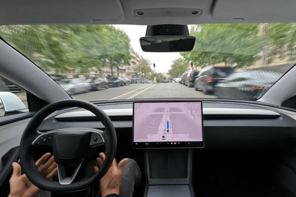 4 600 km sans toucher le volant : l’exploit du FSD Tesla qui bouscule l’Europe réglementaire