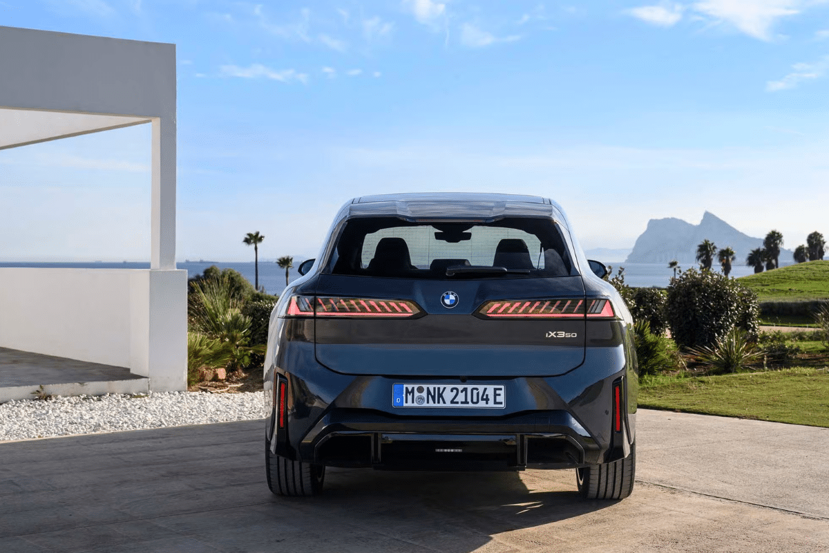 BMW iX3 2027 vue de derrière