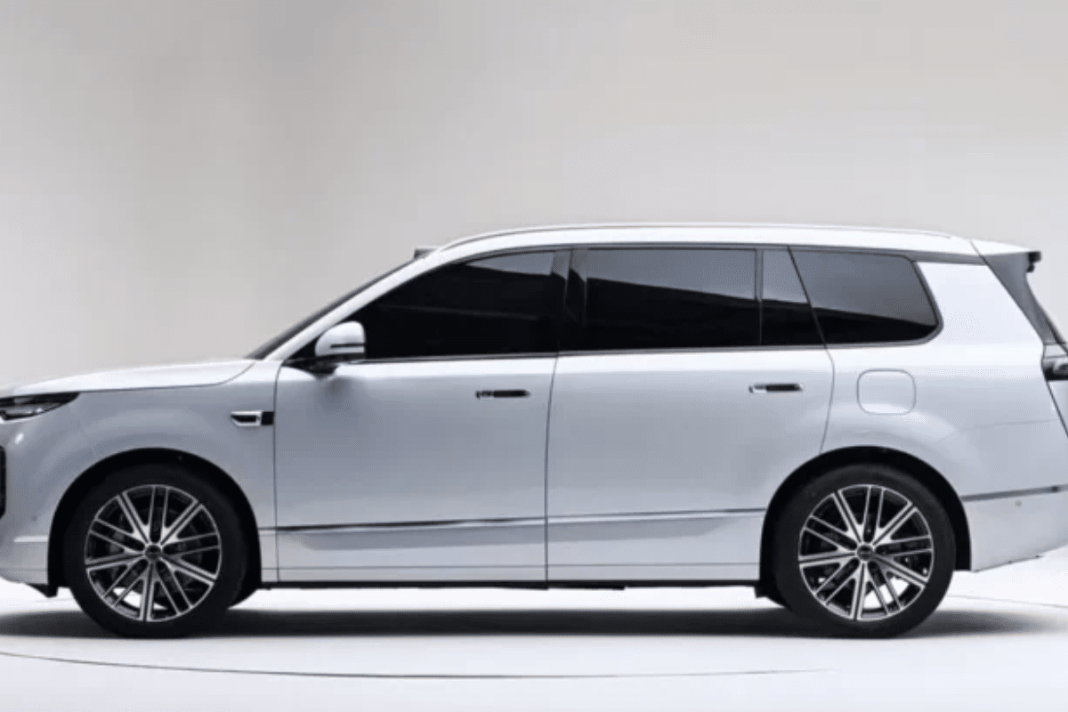 BYD Sealion 08 vu de profil