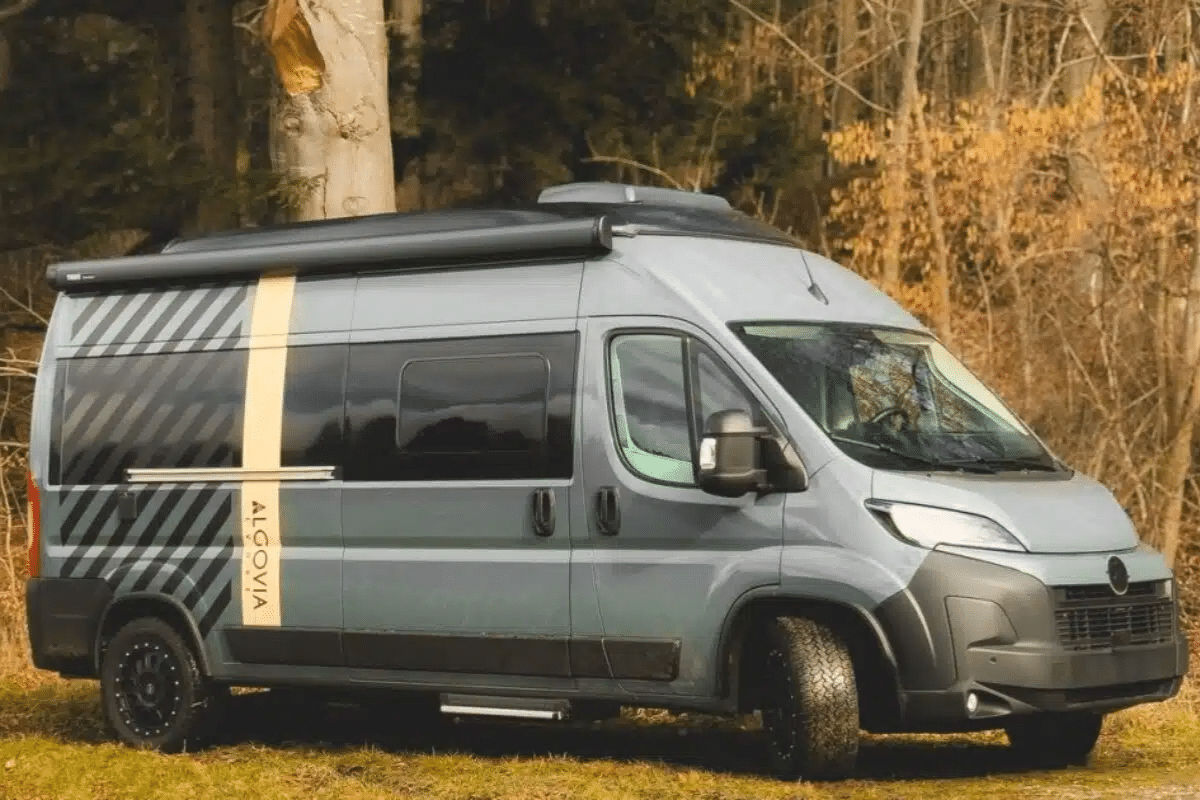 Ce van aménagé revisite le Ford Nugget en version camping-car chic de 6 places