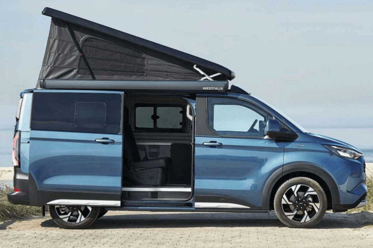 Ce van aménagé revisite le Ford Nugget en version camping en vue de profil