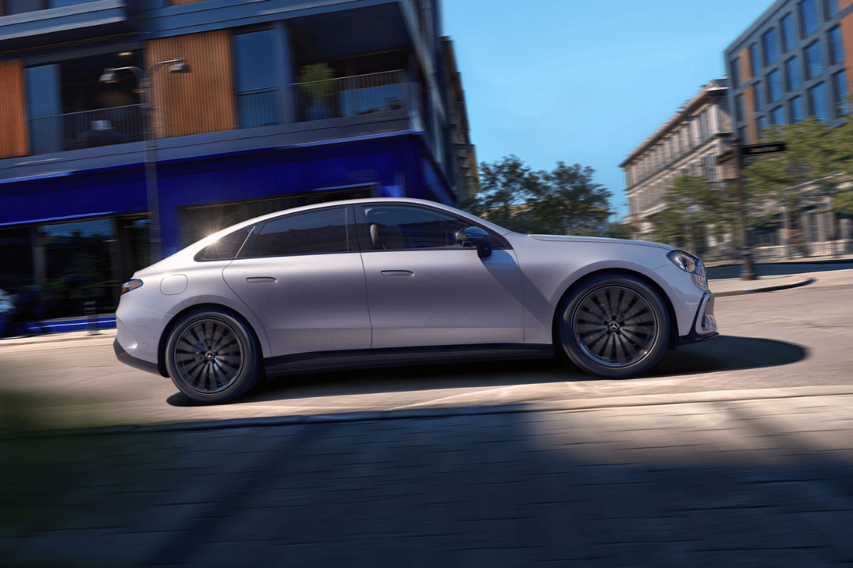 Mercedes Classe C électrique vu de profil