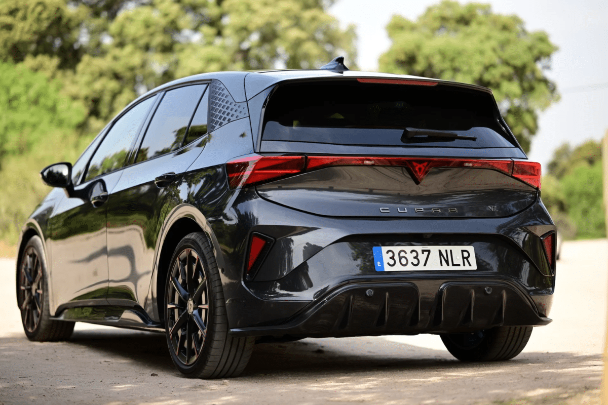 Cupra Born VZ 2026 vue de derrière