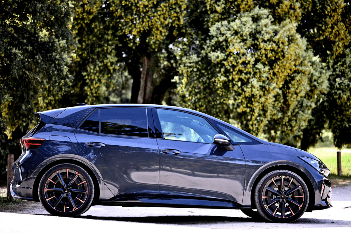 Cupra Born VZ 2026 vue de profil