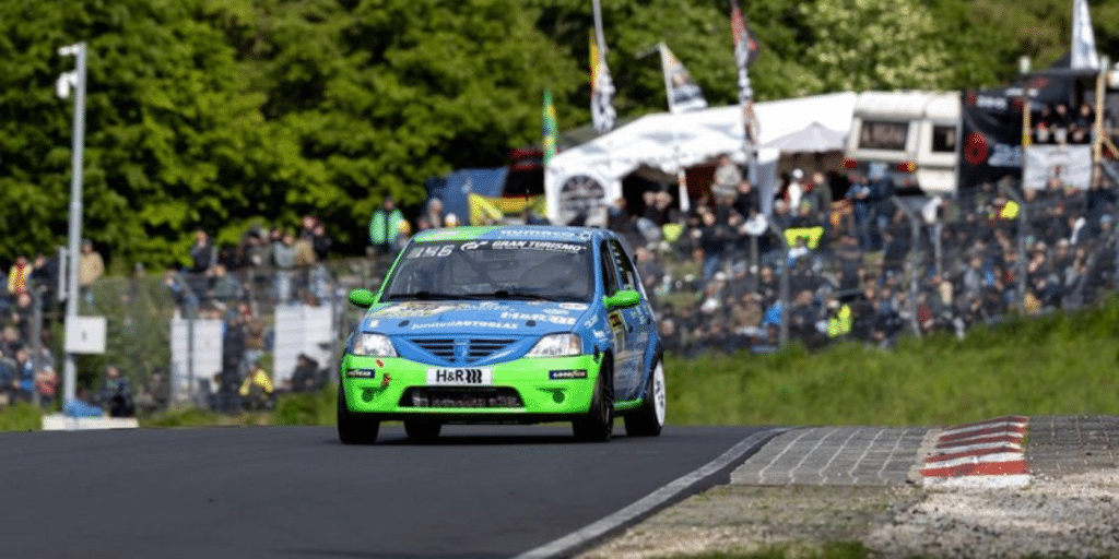 Moins puissante et plus lente, la Dacia Logan défie tout aux 24 Heures du Nürburgring