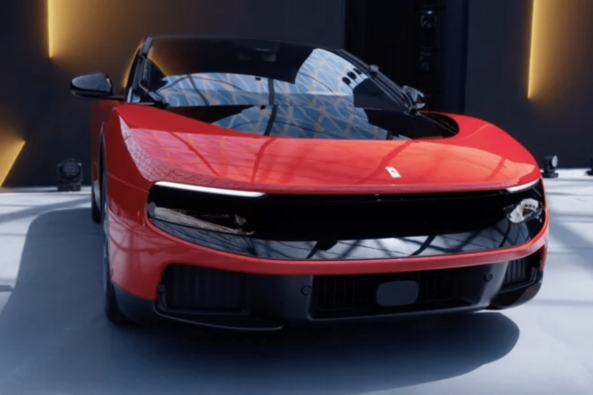Ferrari Luce vue de face