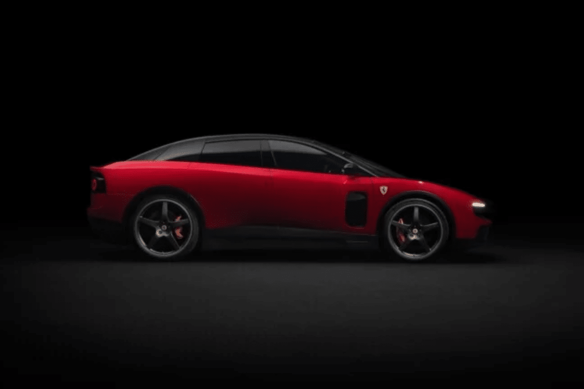 Ferrari Luce vue de profil