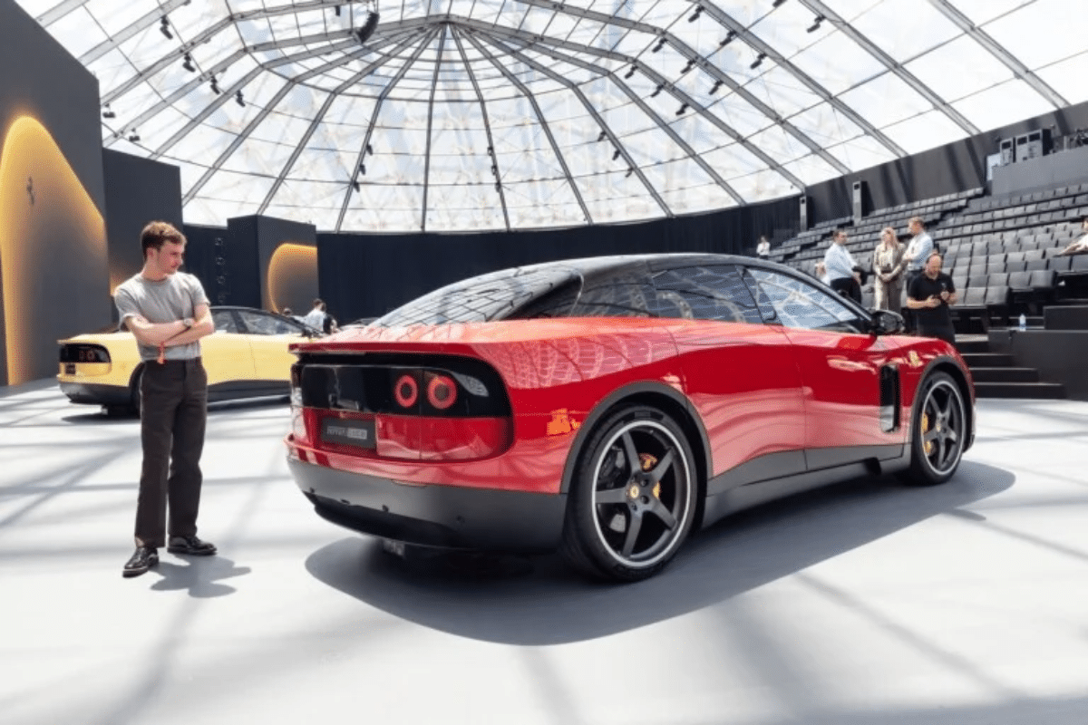Ferrari Luce vue de coté