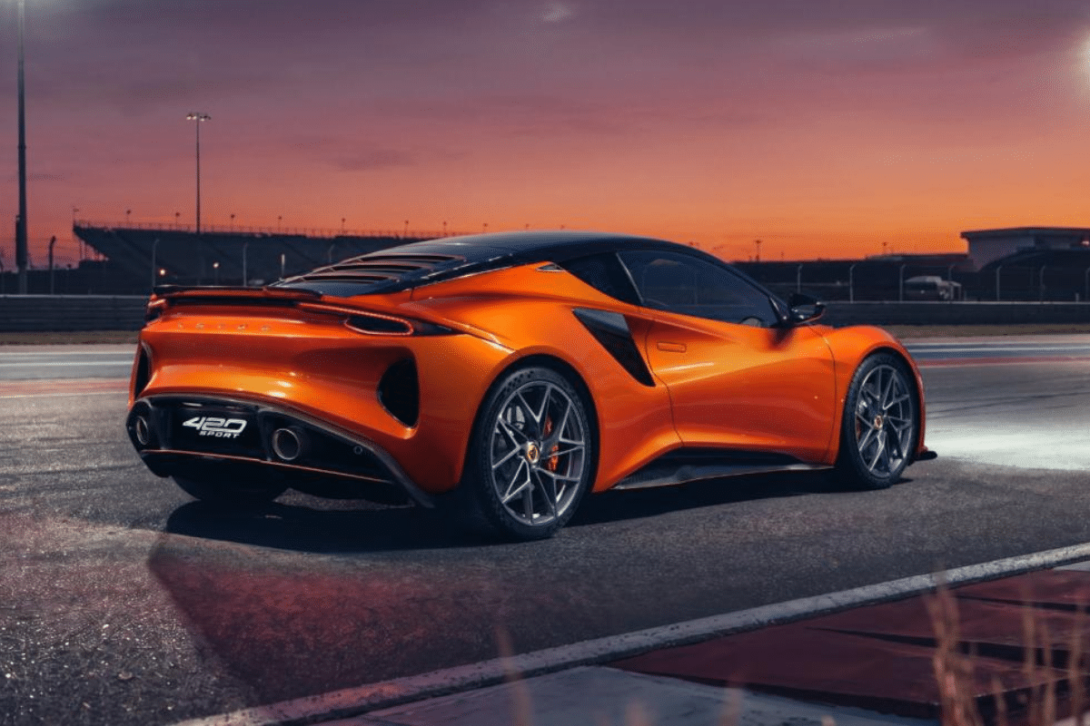 Lotus Emira 420 Sport vue de derrière