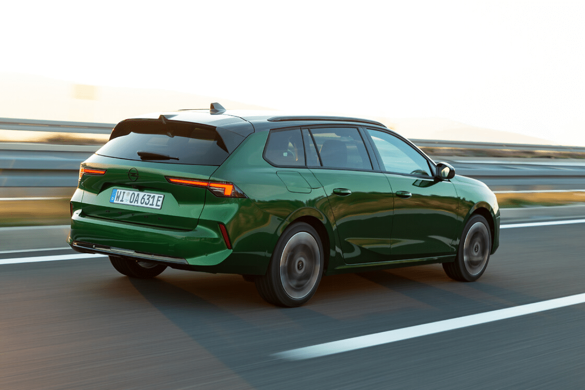 Opel Astra Sports Tourer Electric vue arrière