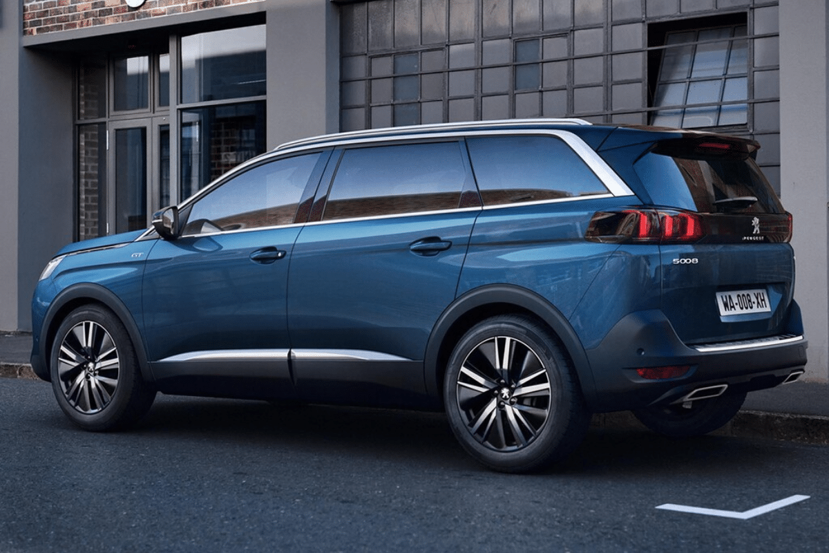 Peugeot 5008 PureTech 136 ch vue de profil