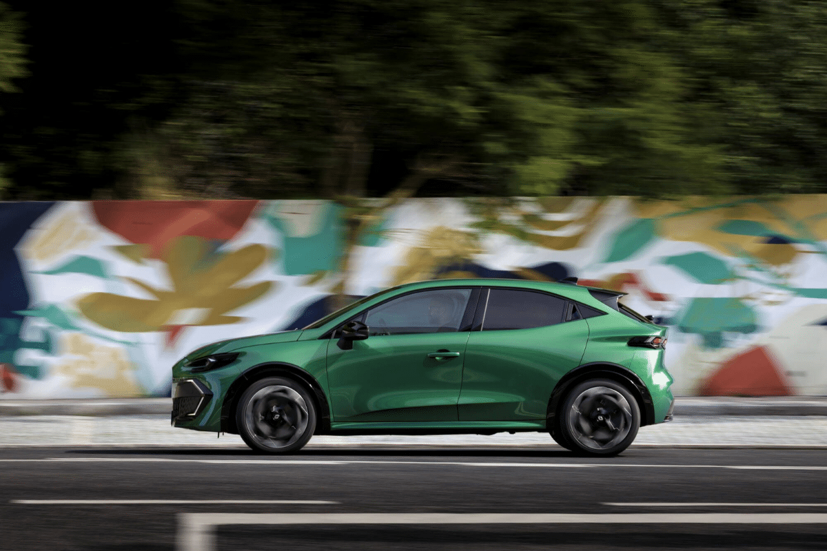 Renault Clio E-Tech vu de profil