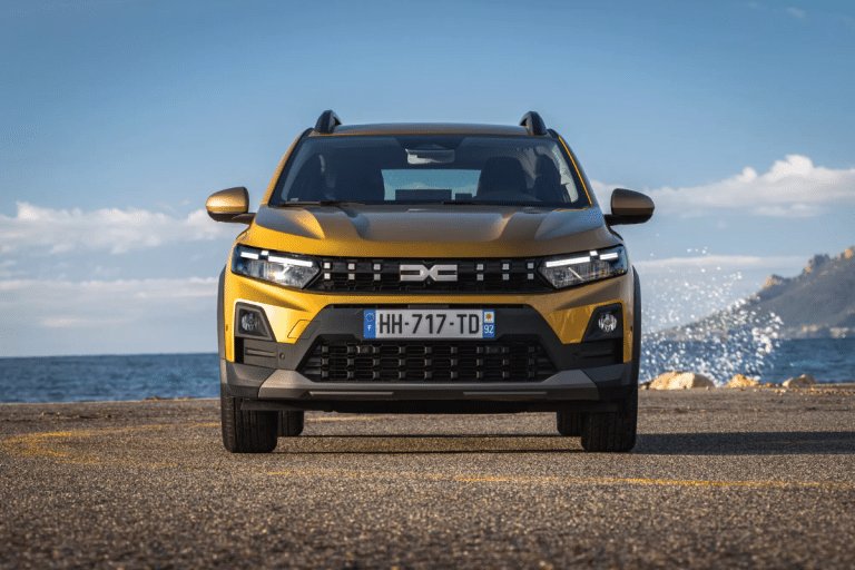 Avec ses hybrides à « 40 jours sans plein », Dacia transforme un carburant coûteux en promesse de tranquillité, et c&rsquo;est un coup de com très malin