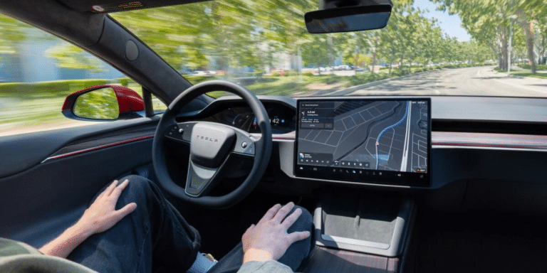 Tesla FSD en Europe : une homologation bien plus complexe que prévu selon des échanges internes