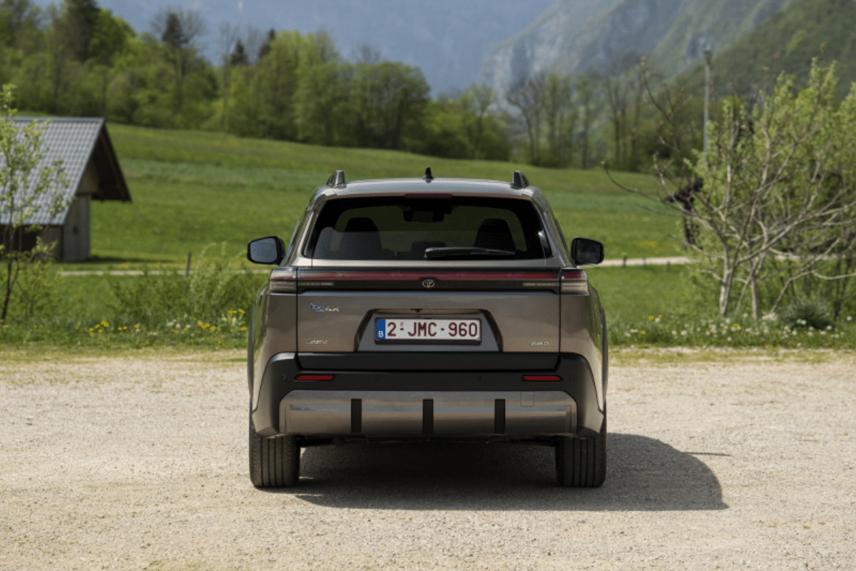 Toyota bZ4X Touring vue de derrière