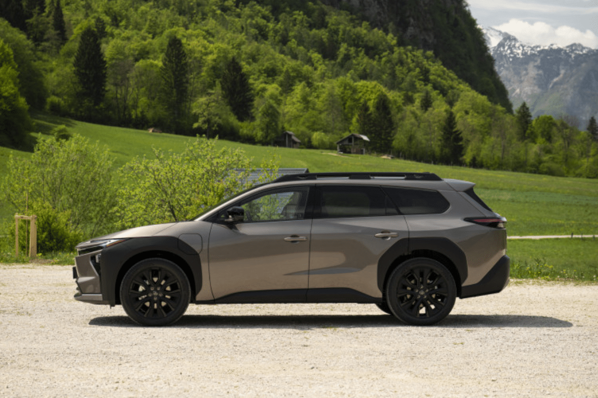 Toyota bZ4X Touring vue de profil