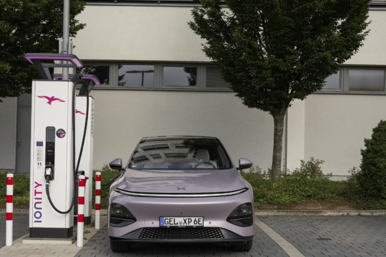 Voitures électriques 2026 : quel modèle se recharge le plus vite et écrase tous les autres ?