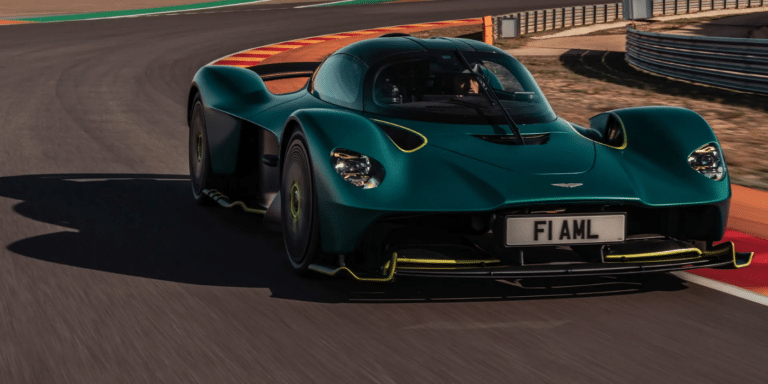 Aston Martin rappelle une Valkyrie à près de 3 millions d’euros : un défaut rarissime pourrait provoquer un incendie