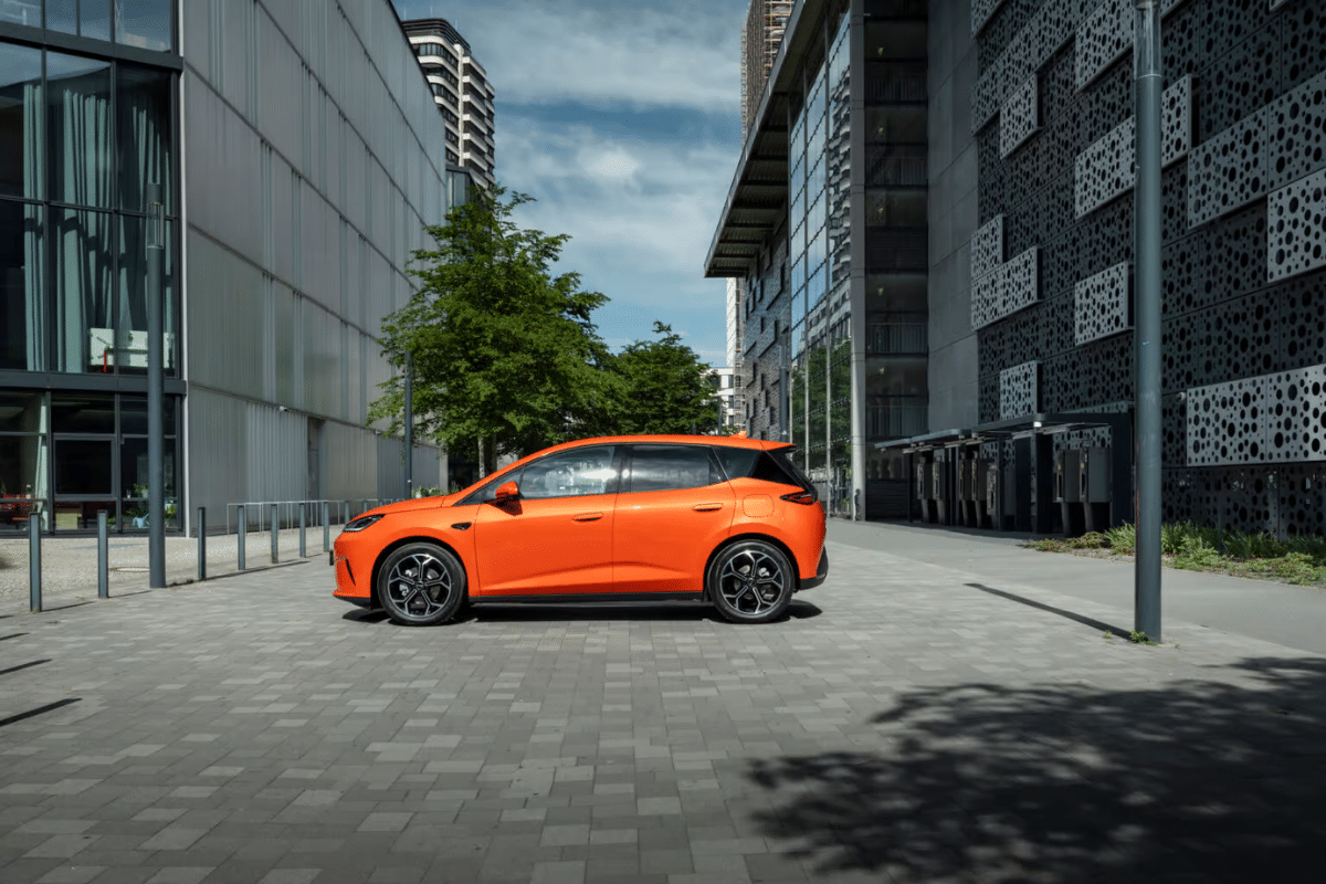 BYD Dolphin G DM-i vu de profil