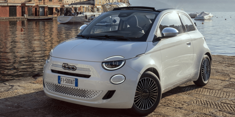 Fiat 500 Hybrid 2026 : la série spéciale Dolcevita Cabriolet dévoile un style italien irrésistible