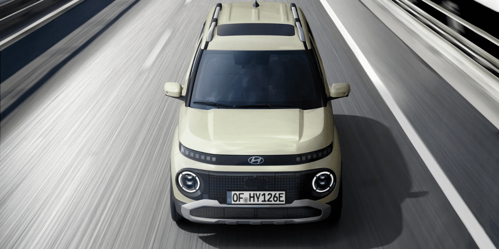 Cette micro-voiture électrique embarque 7 airbags et coûte seulement 3,50 € aux 100 km