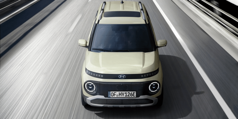 Cette micro-voiture électrique embarque 7 airbags et coûte seulement 3,50 € aux 100 km