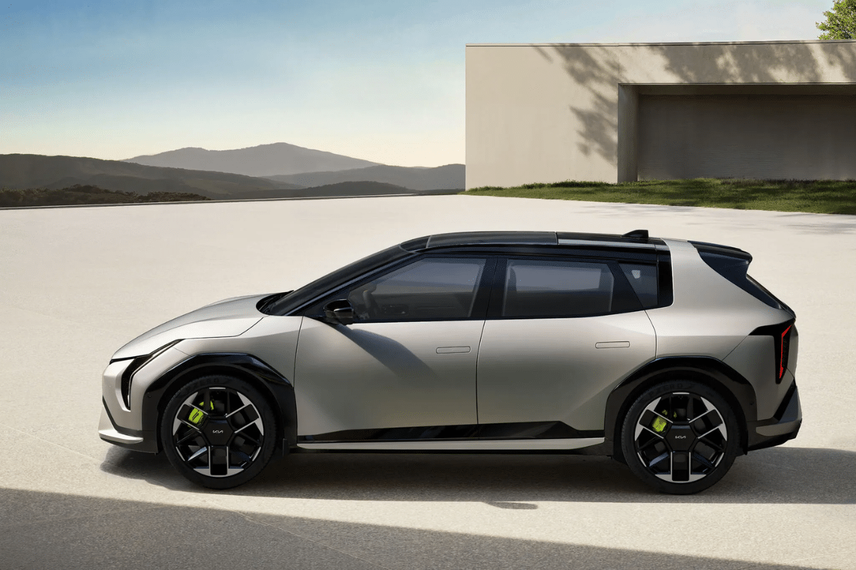 Kia EV4 GT vu de profil