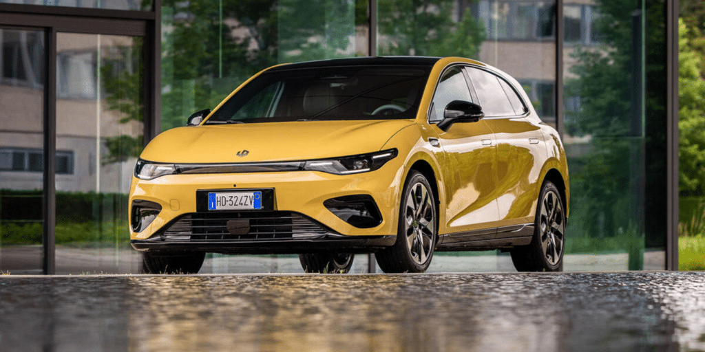 Cette nouvelle électrique chinoise à moins de 30 000 € veut faire trembler Renault et Volkswagen