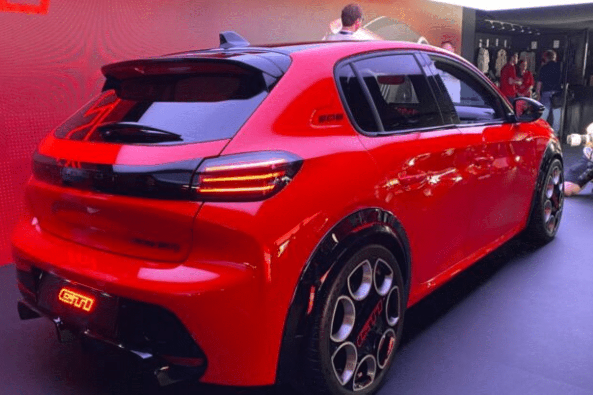 Peugeot E-208 GTi (2025) vue de derrière