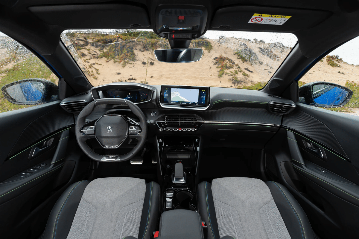 Peugeot e-208 vue du volant