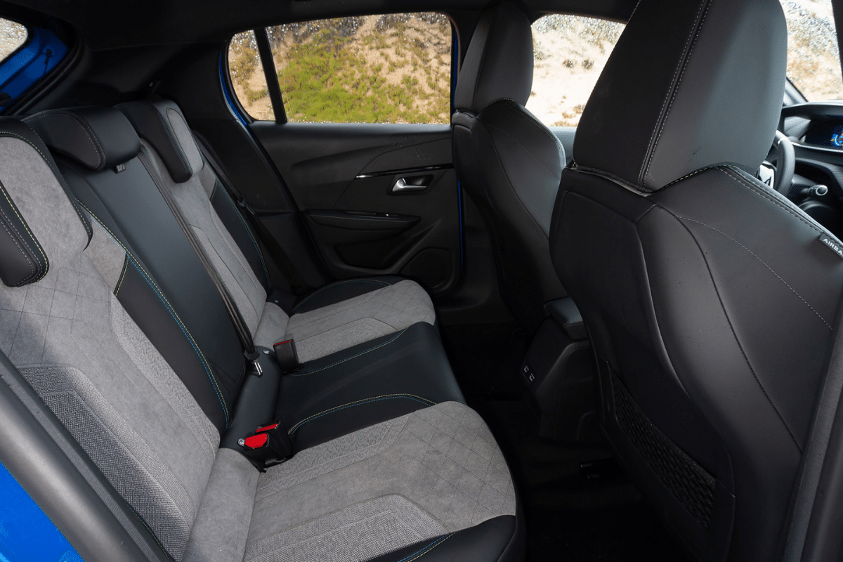 Peugeot e-208 vue intérieure