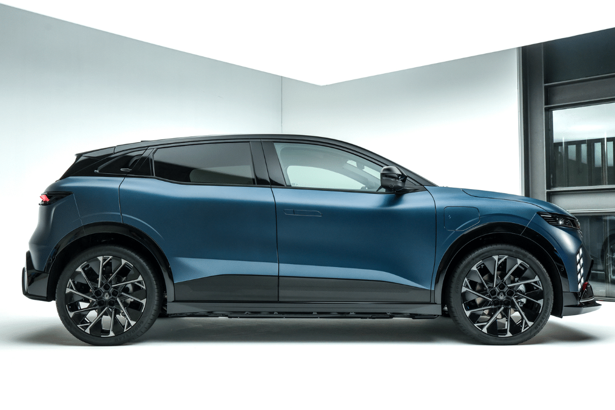Renault Megane E-Tech vue de profil