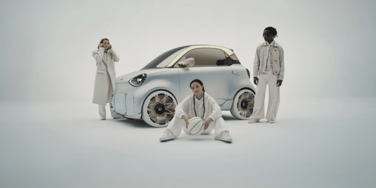 Cette nouvelle Smart électrique semble conçue pour trois personnes, pourtant ce sera interdit