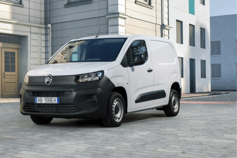 Stellantis lance un nouvel utilitaire électrique malin : son prix pourrait faire très mal à la concurrence