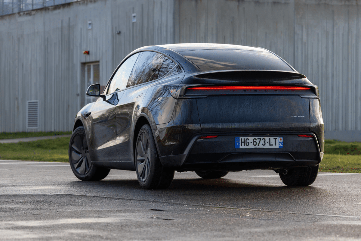 Tesla Model Y vue de derrière