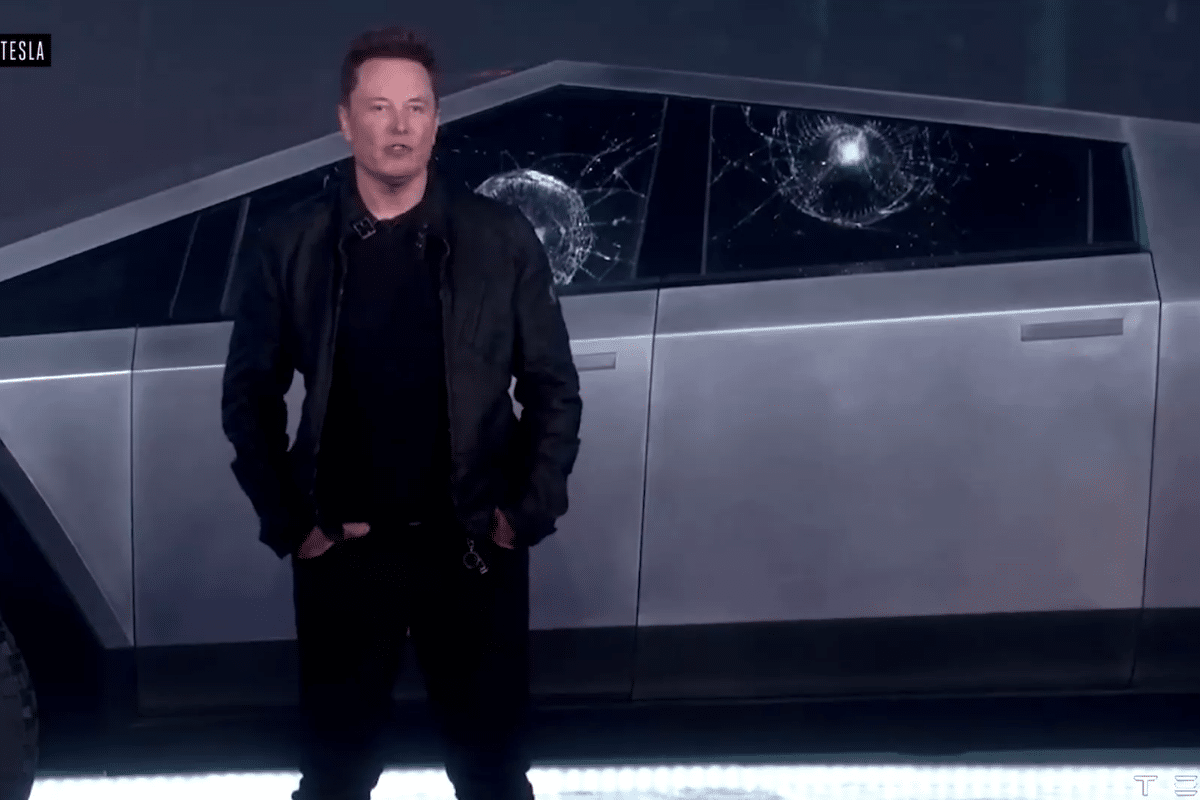 Elon Musk devant les vitres cassées de son Cybertruck
