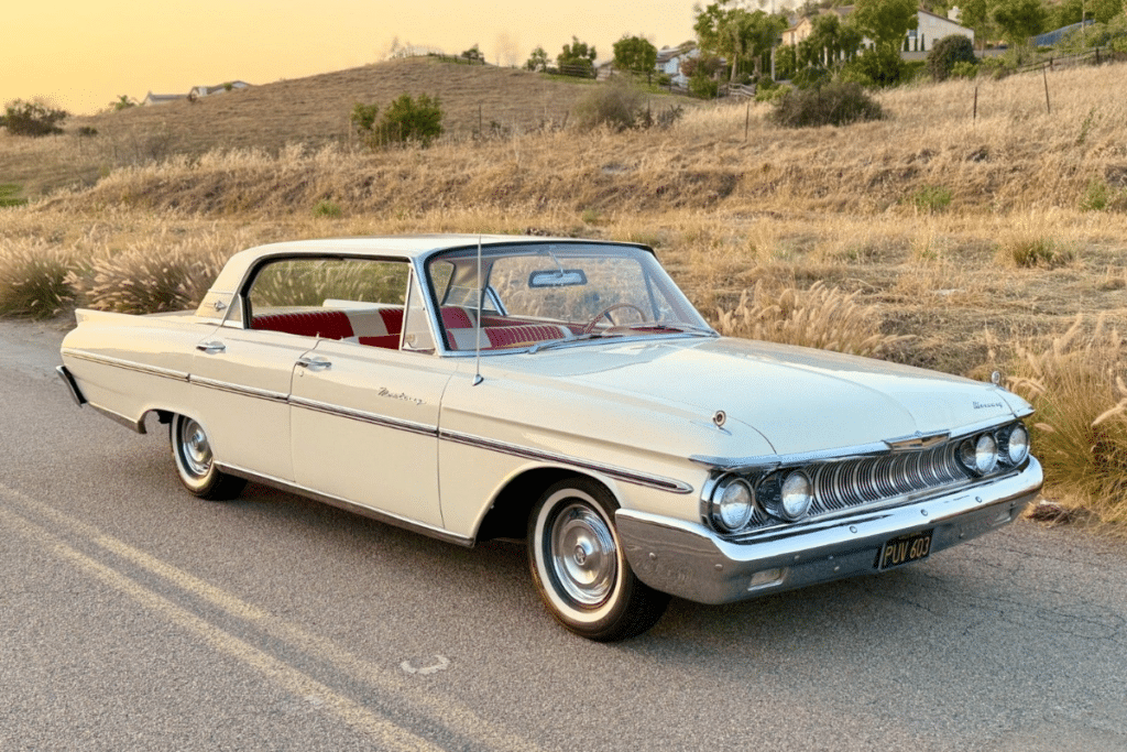 Une Mercury Monterey de 1961 arrive de Californie, avec V8, climatisation d’origine et carrosserie annoncée sans rouille