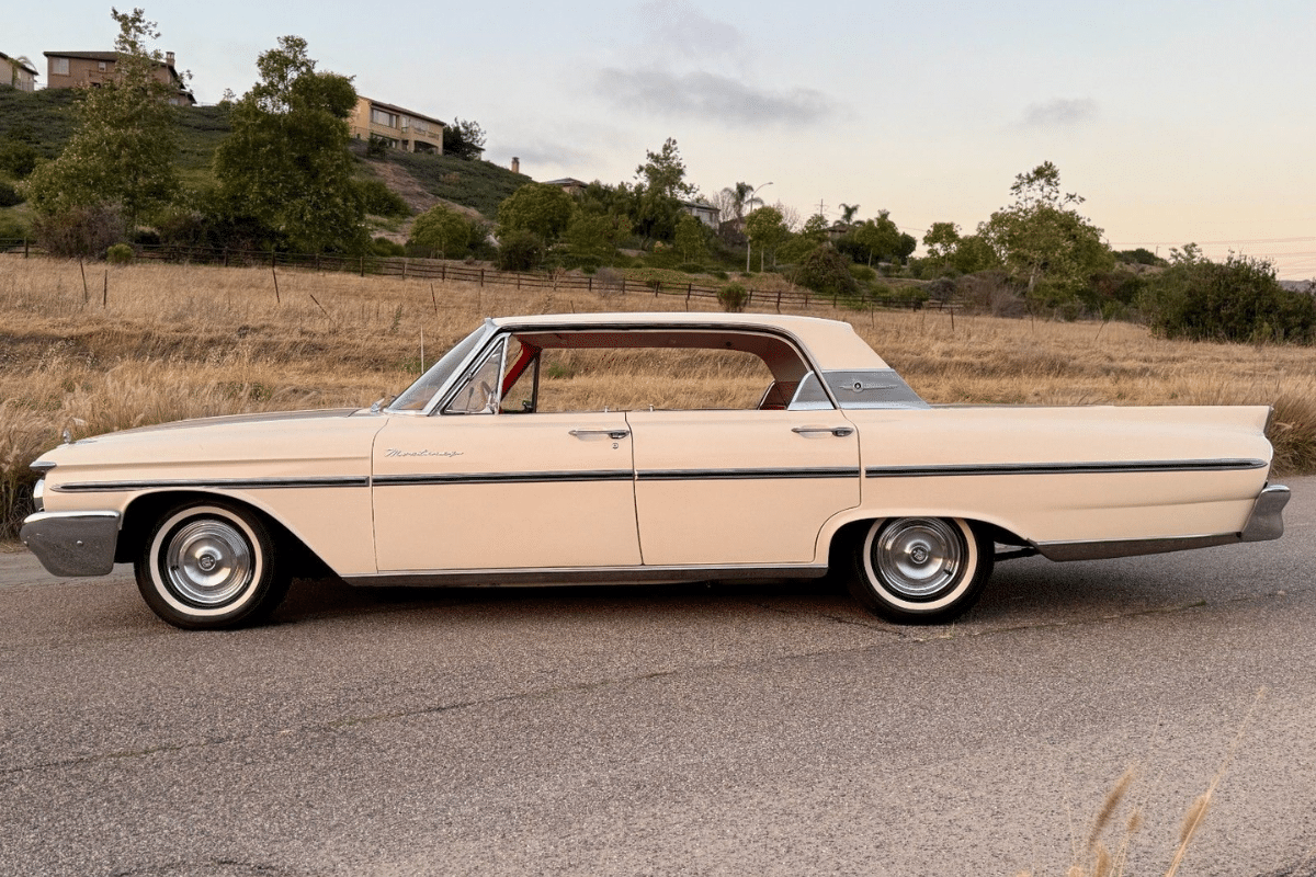 1961 Mercury Monterey vue de profil