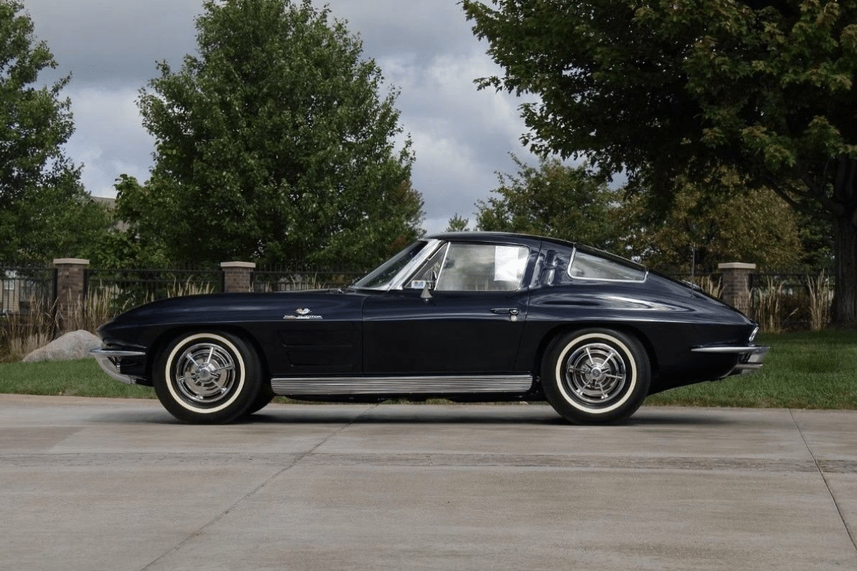 1963 Chevrolet Corvette vue de profil