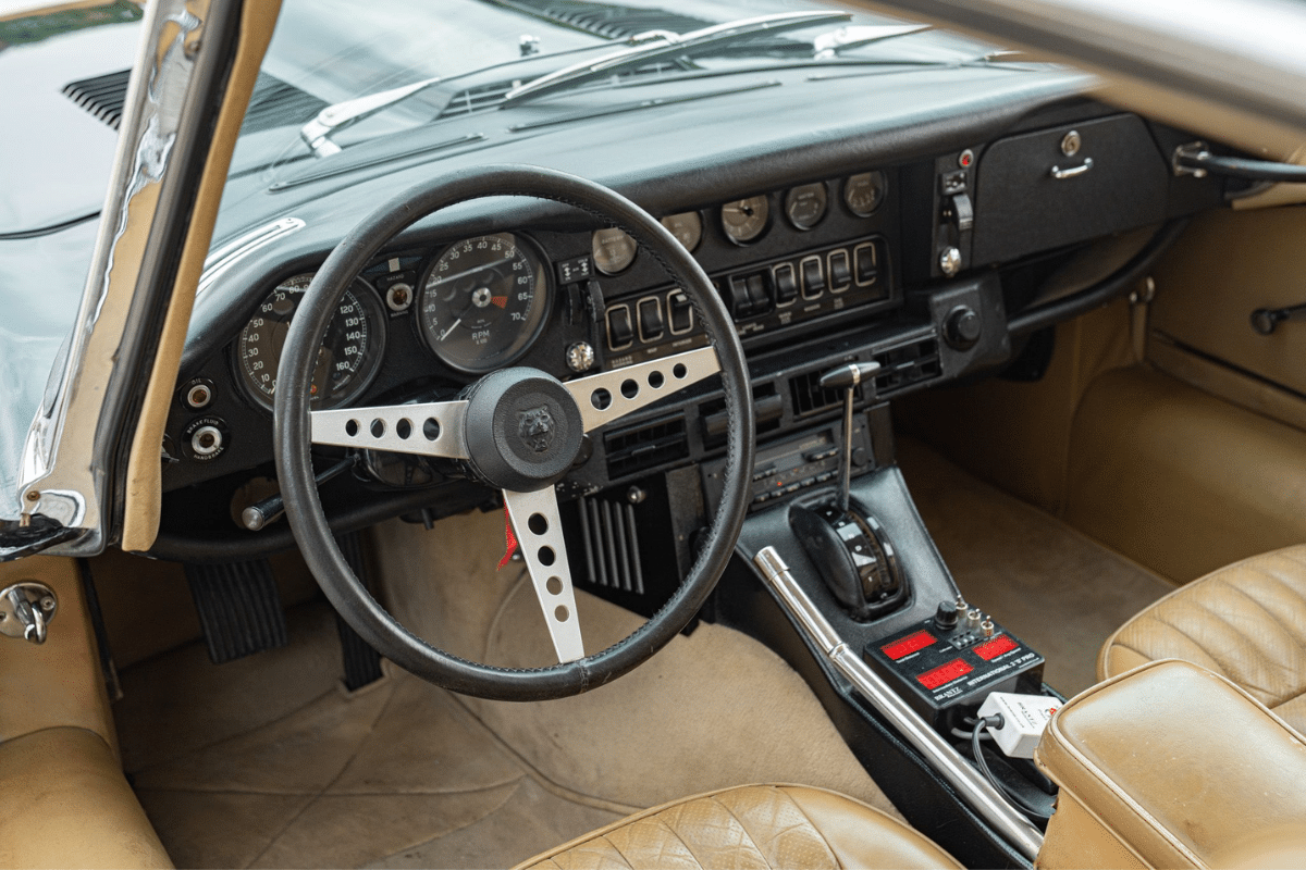 1971 JAGUAR E-TYPE COUPE 5.3 V12 vue du volant