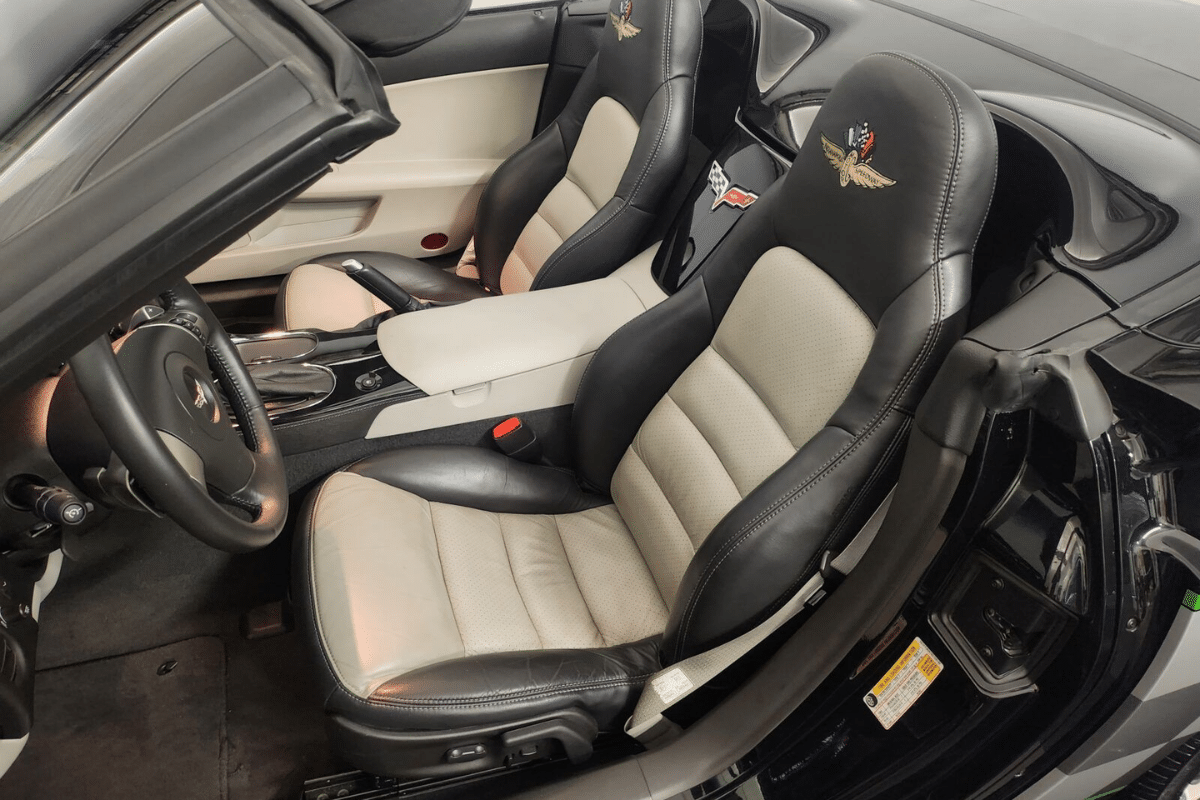 2008 Chevrolet Corvette Indy 500 Pace Car Edition vue intérieure