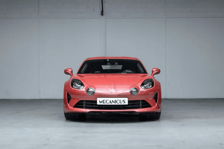 Avec seulement 8 200 km, cette Alpine A110 Rose Bruyère joue une carte très différente des sportives déjà trop transformées
