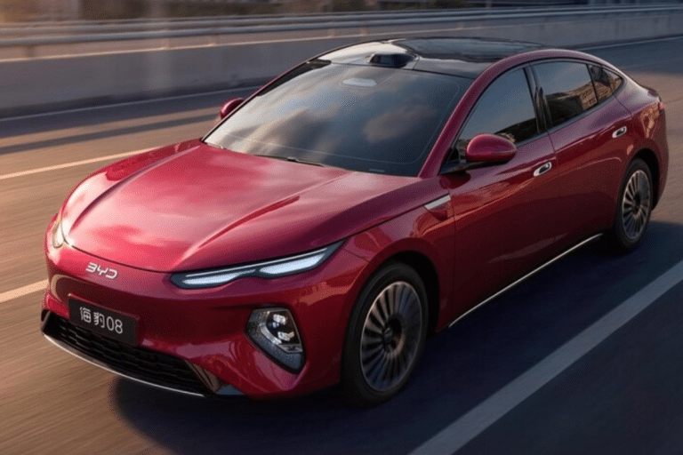 905 km d’autonomie et une recharge en 9 minutes, la BYD Seal 08 met la pression sur les berlines électriques