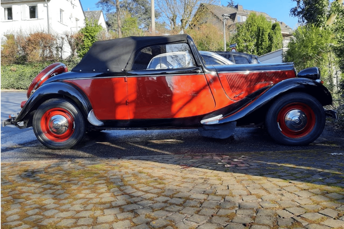 CITROEN Traction 11 BL Cabriolet - 1952 vue de profil